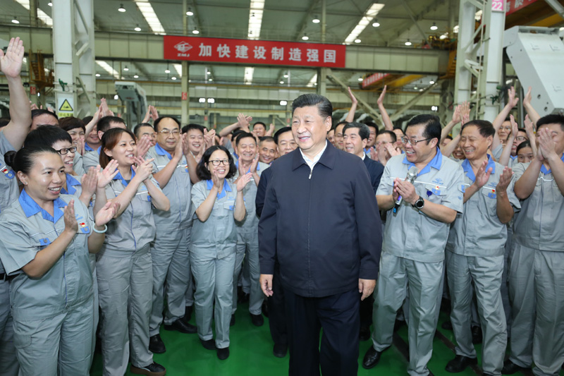 9月16日至18日，中共中央總書記、國家主席、中央軍委主席習近平在河南考察。這是17日下午，習近平在鄭州煤礦機械集團股份有限公司總裝車間同工人們親切交流，鼓勵他們加強自主創(chuàng)新，爭創(chuàng)發(fā)展戰(zhàn)略優(yōu)勢。新華社記者 鞠鵬 攝