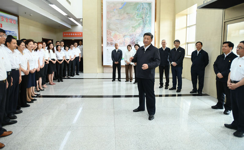 7月15日至16日，中共中央總書記、國家主席、中央軍委主席習近平在內(nèi)蒙古考察并指導(dǎo)開展“不忘初心、牢記使命”主題教育。這是16日上午，習近平到內(nèi)蒙古自治區(qū)自然資源廳，實地調(diào)研指導(dǎo)開展“不忘初心、牢記使命”主題教育。